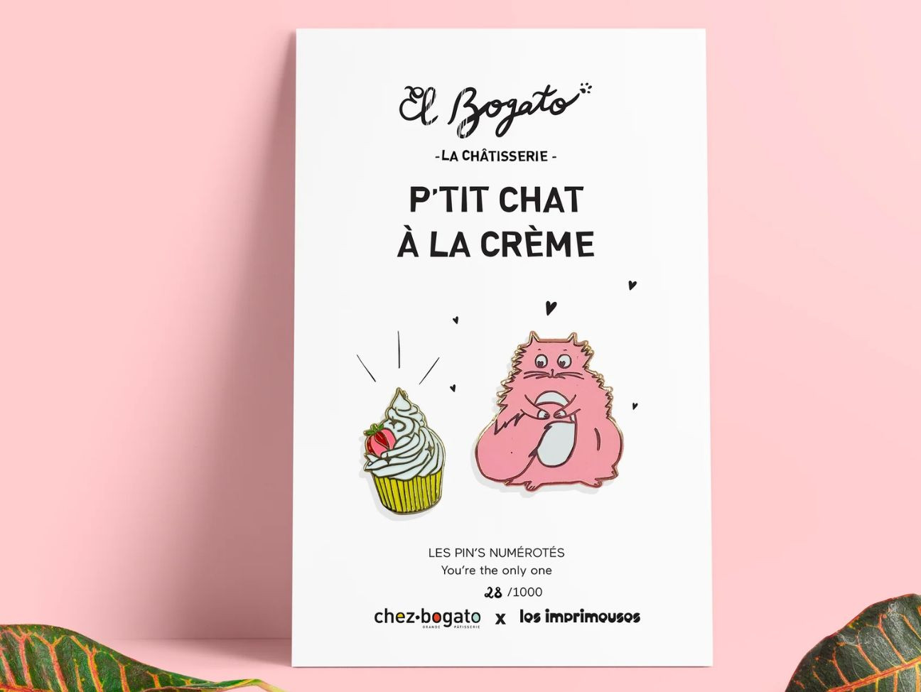 Pin's gros chat gourmand de couleur rose, regardant avec envie un cupcake