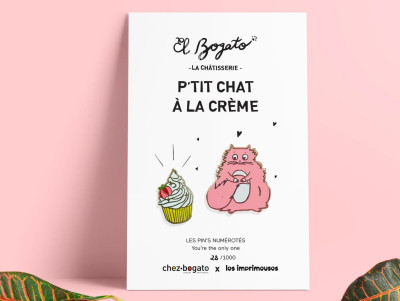 Pin's gros chat gourmand de couleur rose, regardant avec envie un cupcake