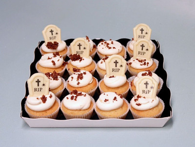 Plateau de mini cupcakes tombe RIP au chocolat de Chez Bogato - Pâtisserie paris, parfait pour Halloween !