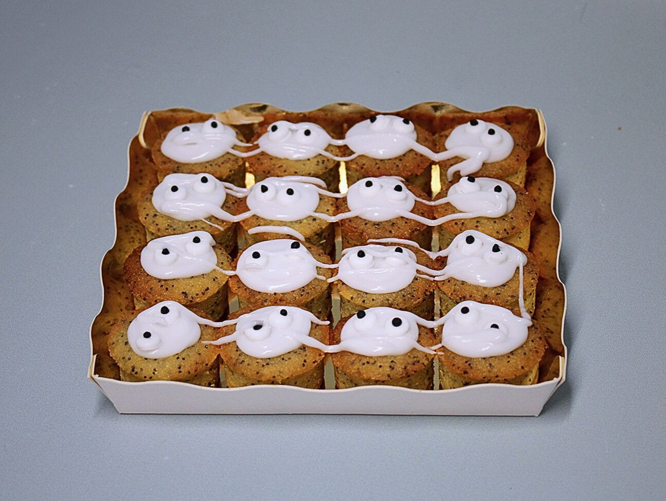 Plateau de mini moelleux sans gluten Momies de Chez Bogato - Pâtisserie paris, parfait pour Halloween !