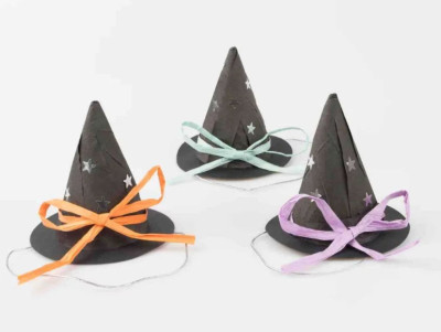 Lot de trois Chapeaux de sorcière surprise Halloween, de couleur noire avec des petits cadeaux dedans.