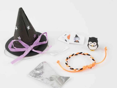 Lot de trois Chapeaux de sorcière surprise Halloween, de couleur noire avec des petits cadeaux dedans.