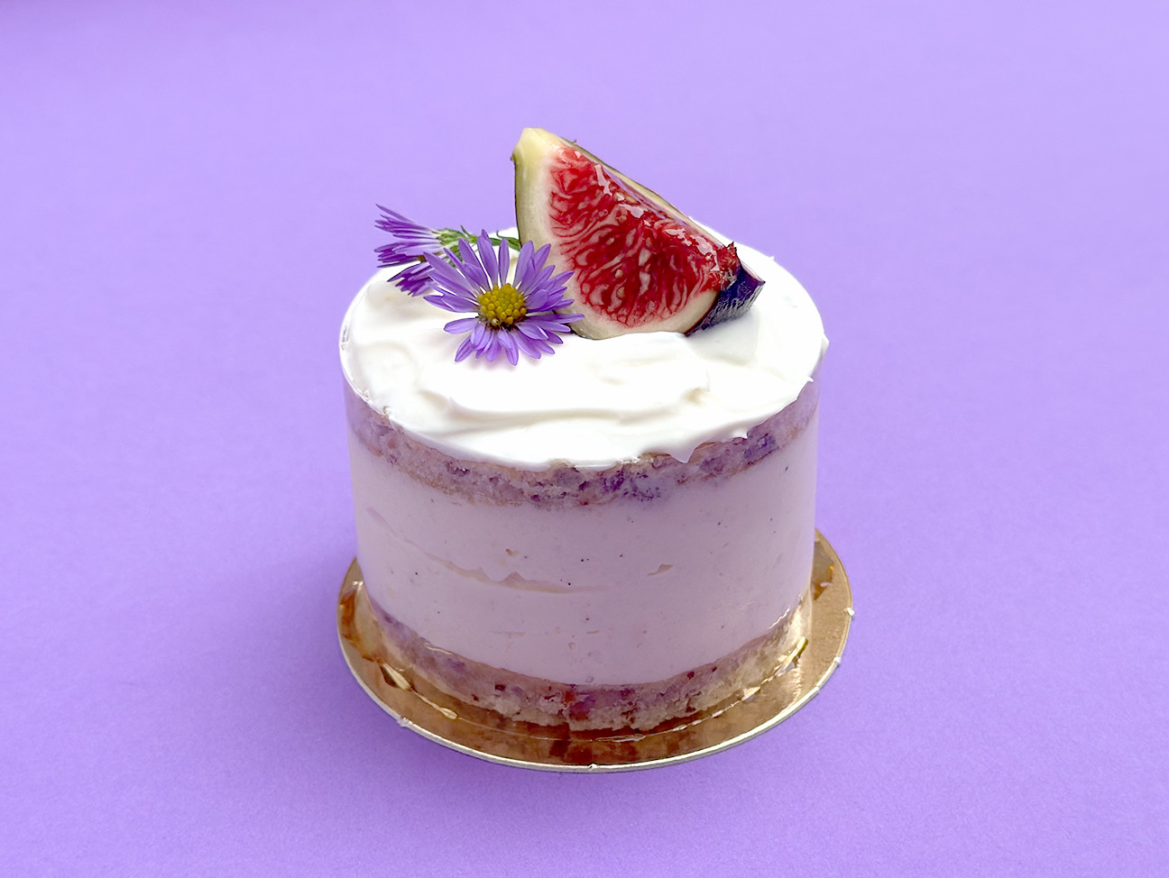 Chez Bogato - Nude cake d'automne en format individuel avec biscuit et crème, figue et fleurs violettes Chez Bogato - Nude cake d'automne en format individuel avec biscuit et crème, figue et fleurs violettes