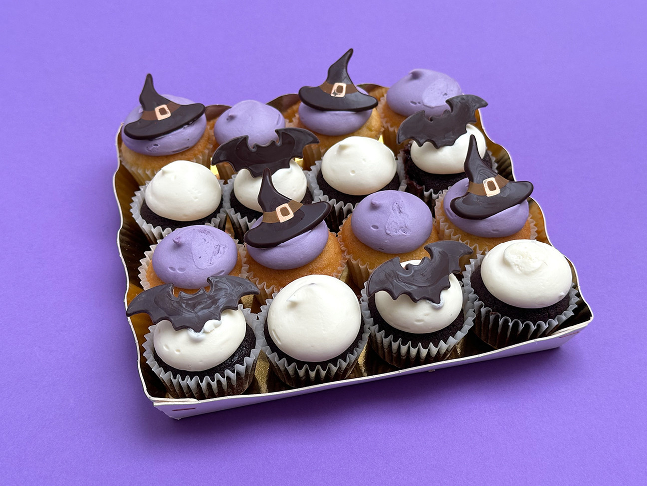 Plateau de mini cupcakes chauve-souris et sorcière Chez Bogato - Pâtisserie paris, parfait pour Halloween ! Plateau de mini cupcakes chauve-souris et sorcière Chez Bogato - Pâtisserie paris, parfait pour Halloween !