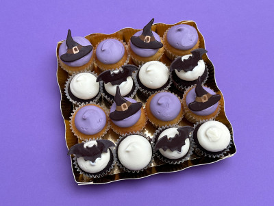 Plateau de mini cupcakes chauve-souris et sorcière Chez Bogato - Pâtisserie paris, parfait pour Halloween !