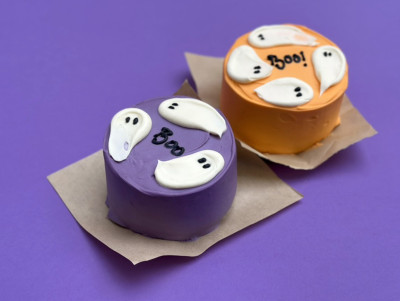 Bento cake violet ou orange avec décor fantome en crème blanche, pâtisserie Chez Bogato - Paris