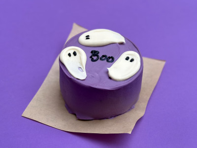 Bento cake violet avec décor fantome en crème blanche, pâtisserie Chez Bogato - Paris