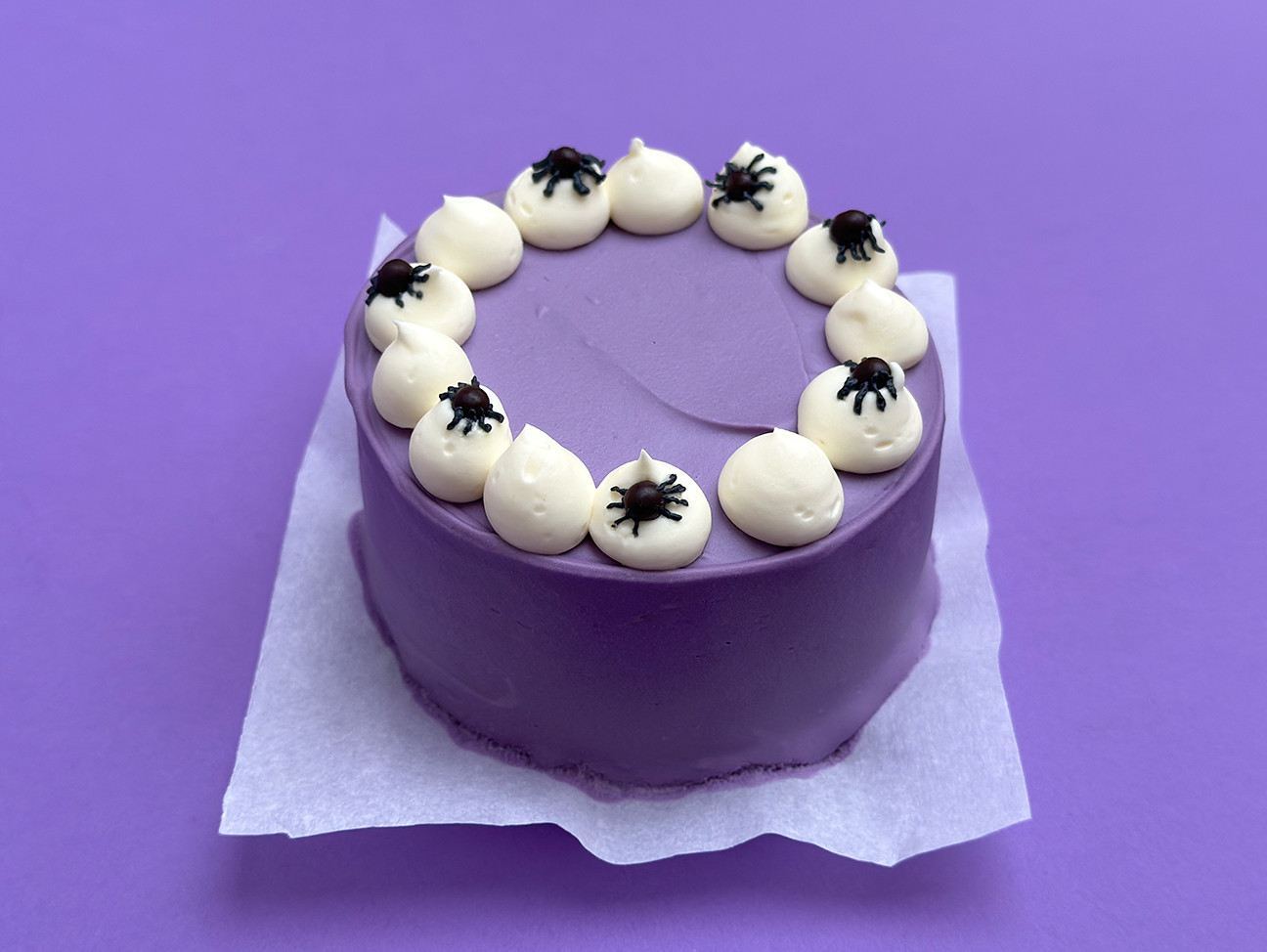 Bento Cake violet avec décor en crème blanc et petites araignées noires pour Halloween - Chez Bogato Pâtisserie paris