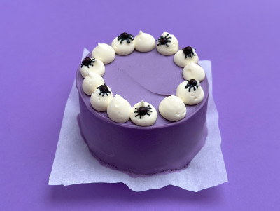 Bento Cake violet avec décor en crème blanc et petites araignées noires pour Halloween - Chez Bogato Pâtisserie paris