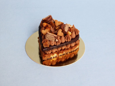 Gâteau en forme de cœur facon number cake avec ganache montée recette chocolat et noisettes -  pâtisserie Chez Bogato Paris