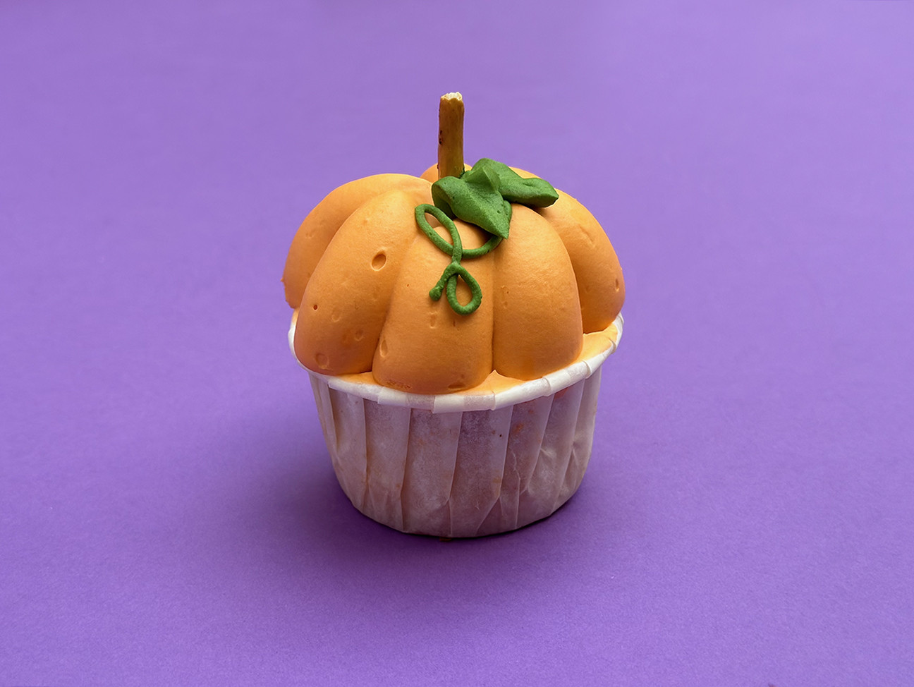 Chez Bogato - Cupcake halloween citrouille au speculoos en topping crème