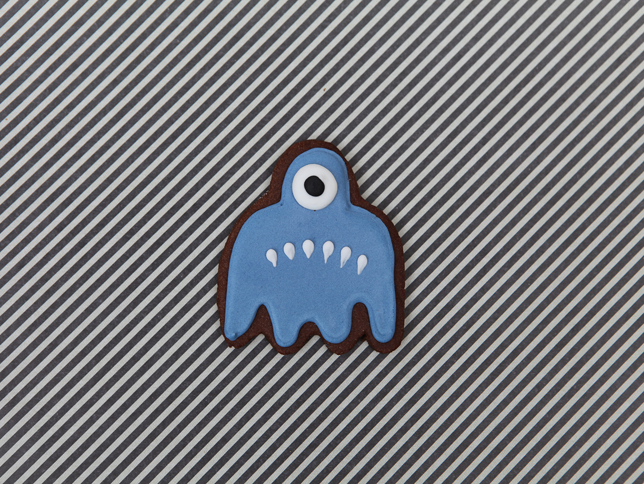 Sablé Halloween en forme de monstre bleu et un seul oeil, au chocolat. Chez Bogato - Pâtisserie Paris.