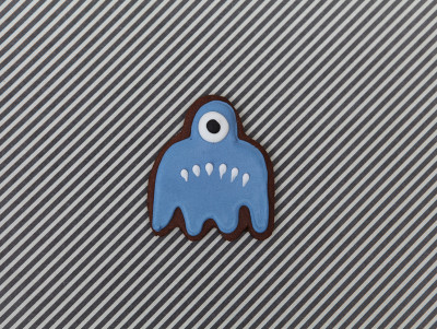 Sablé Halloween en forme de monstre bleu et un seul oeil, au chocolat. Chez Bogato - Pâtisserie Paris.