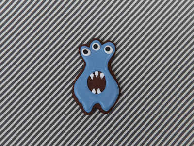Sablé Halloween en forme de monstre bleu et un seul oeil, au chocolat. Chez Bogato - Pâtisserie Paris.