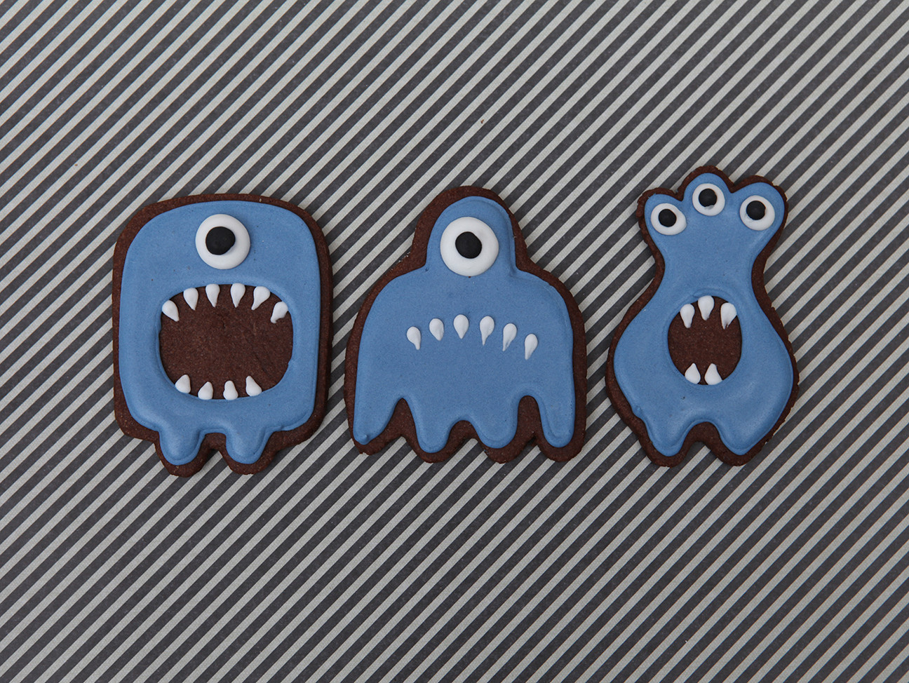 Sablé Halloween en forme de monstre bleu et un seul oeil, au chocolat. Chez Bogato - Pâtisserie Paris.