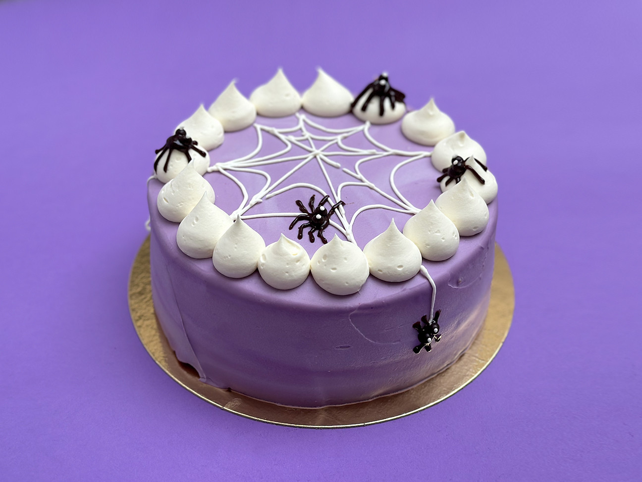 Chez Bogato - Gâteau araignée - Halloween. Moelleux vanille & chocolat blanc avec des araignées en décor glace royale Chez Bogato - Gâteau araignée - Halloween. Moelleux vanille & chocolat blanc avec des araignées en décor glace royale