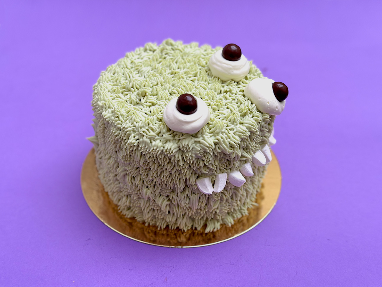 Gateau monstre poilu vert, gateau à theme et gateau d'halloween de la patisserie Chez Bogato