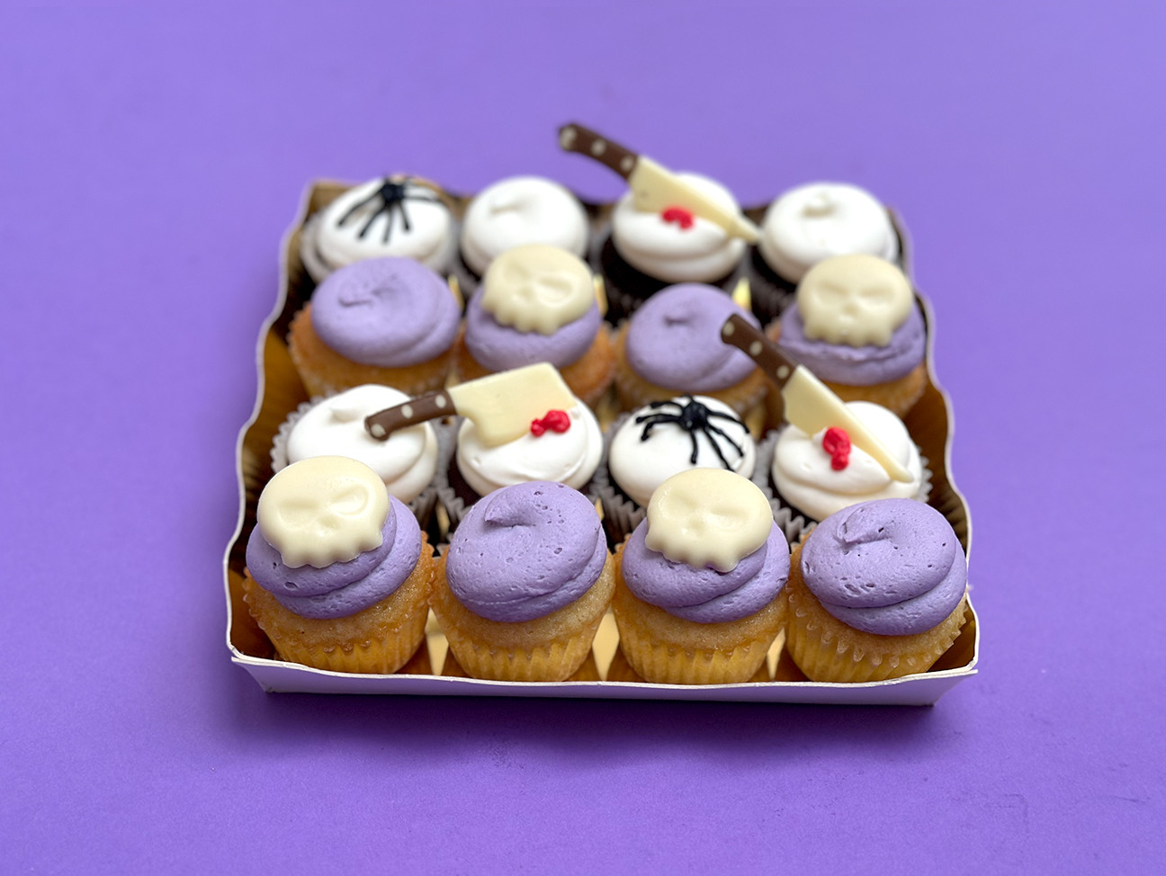 Plateau de mini cupcakes couteaux ensanglantés et araignées Chez Bogato - Pâtisserie paris, parfait pour Halloween ! Plateau de mini cupcakes couteaux ensanglantés et araignées Chez Bogato - Pâtisserie paris, parfait pour Halloween !