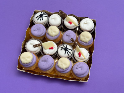 Plateau de mini cupcakes couteaux ensanglantés et araignées Chez Bogato - Pâtisserie paris, parfait pour Halloween !