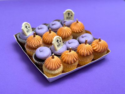 Plateau de mini cupcakes citrouille et cimetière Chez Bogato - Pâtisserie paris, parfait pour Halloween !