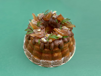 Bundt cake, gâteau avec un glaçage marron et un décor de poires confites