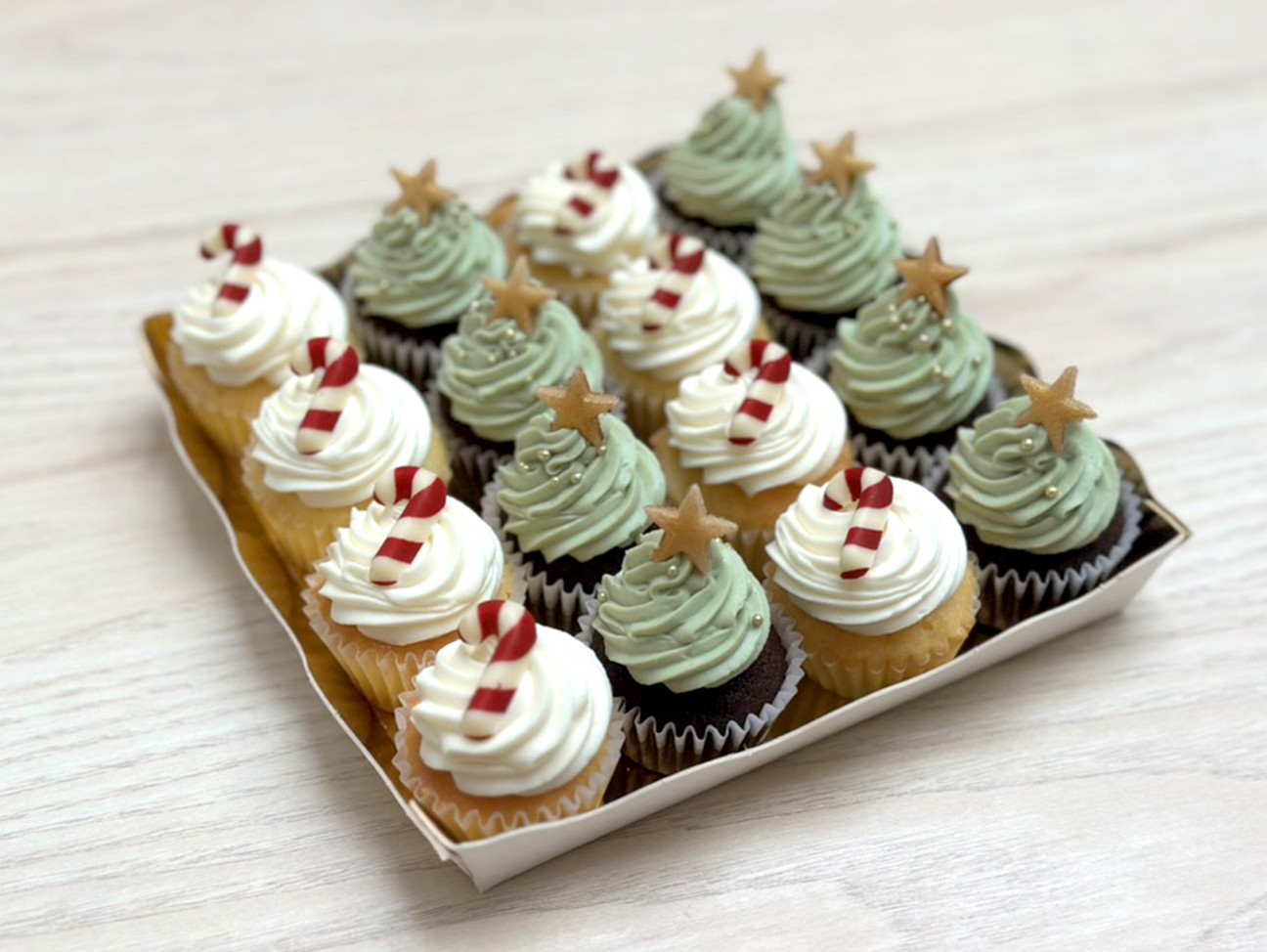 plateau de bouchées assorties, avec des mini-cupcakes en forme de sapin ou avec un décor candy canes sucre d'orge