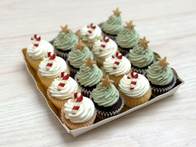 plateau de bouchées assorties, avec des mini-cupcakes en forme de sapin ou avec un décor candy canes sucre d'orge