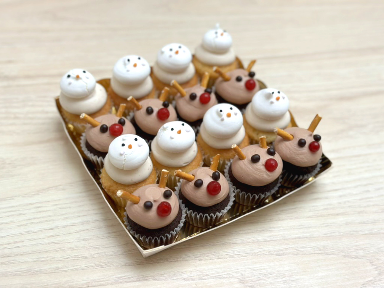 Mini-Cupcakes Rennes de Noël chocolat et mini-cupcakes vanille et meringue comme un bonhomme de neige