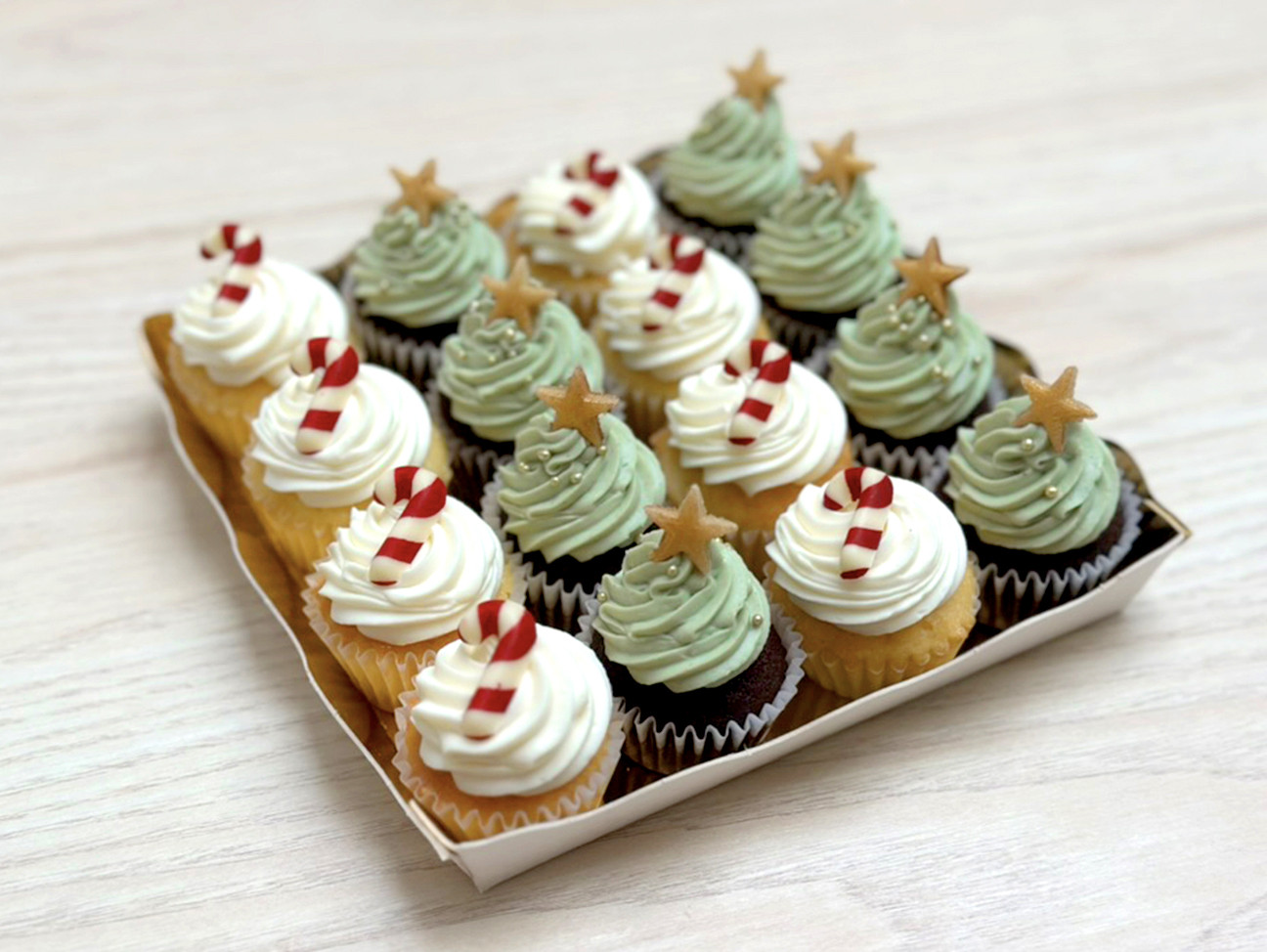 plateau de bouchées assorties, avec des mini-cupcakes en forme de sapin ou avec un décor candy canes sucre d'orge