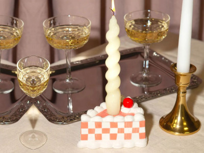 Bougeoir en céramique élégant, blanc et rose, en forme de part de Gâteau cream cake avec cerise