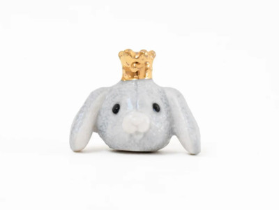 Fève en porcelaine de collection représentant un lapin avec une couronne pour la galette des rois et des reines.