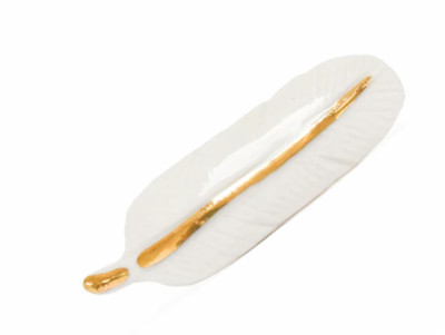 Fève en porcelaine de collection représentant une plume pour la galette des rois et des reines.