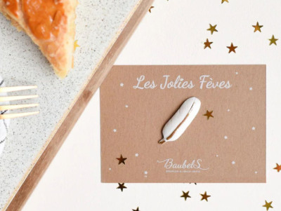 Fève en porcelaine de collection représentant une plume pour la galette des rois et des reines.