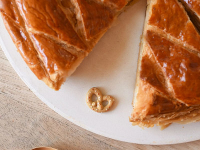Fève en porcelaine de collection représentant un bretzel pour la galette des rois et des reines.