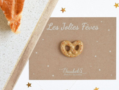 Fève en porcelaine de collection représentant un bretzel pour la galette des rois et des reines.