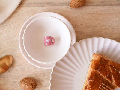 Fève en porcelaine de collection représentant un mug latte avec une coeur pour la galette des rois et des reines.