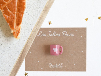Fève en porcelaine de collection représentant un mug latte avec une coeur pour la galette des rois et des reines.
