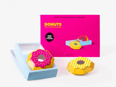 Maquette en papier 3D à assembler soi-même, représentant deux donuts et leur boîte