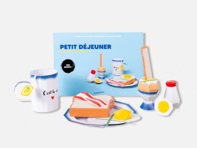 Maquette en papier 3D à assembler soi-même, représentant tasse de thé, assiette, salière, toast, mouillette, œuf, bacon...