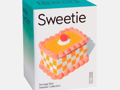 Boite de rangement avec couvercle, représentant une part de gâteau, en céramique blanc, orange et rose.