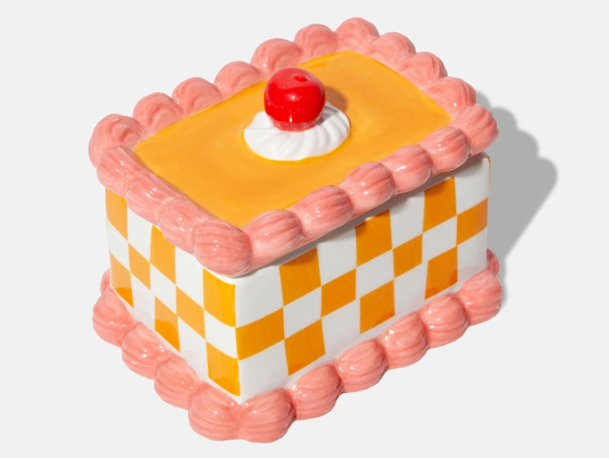 Boite de rangement avec couvercle, représentant une part de gâteau, en céramique blanc, orange et rose.