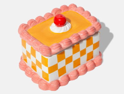 Boite de rangement avec couvercle, représentant une part de gâteau, en céramique blanc, orange et rose.