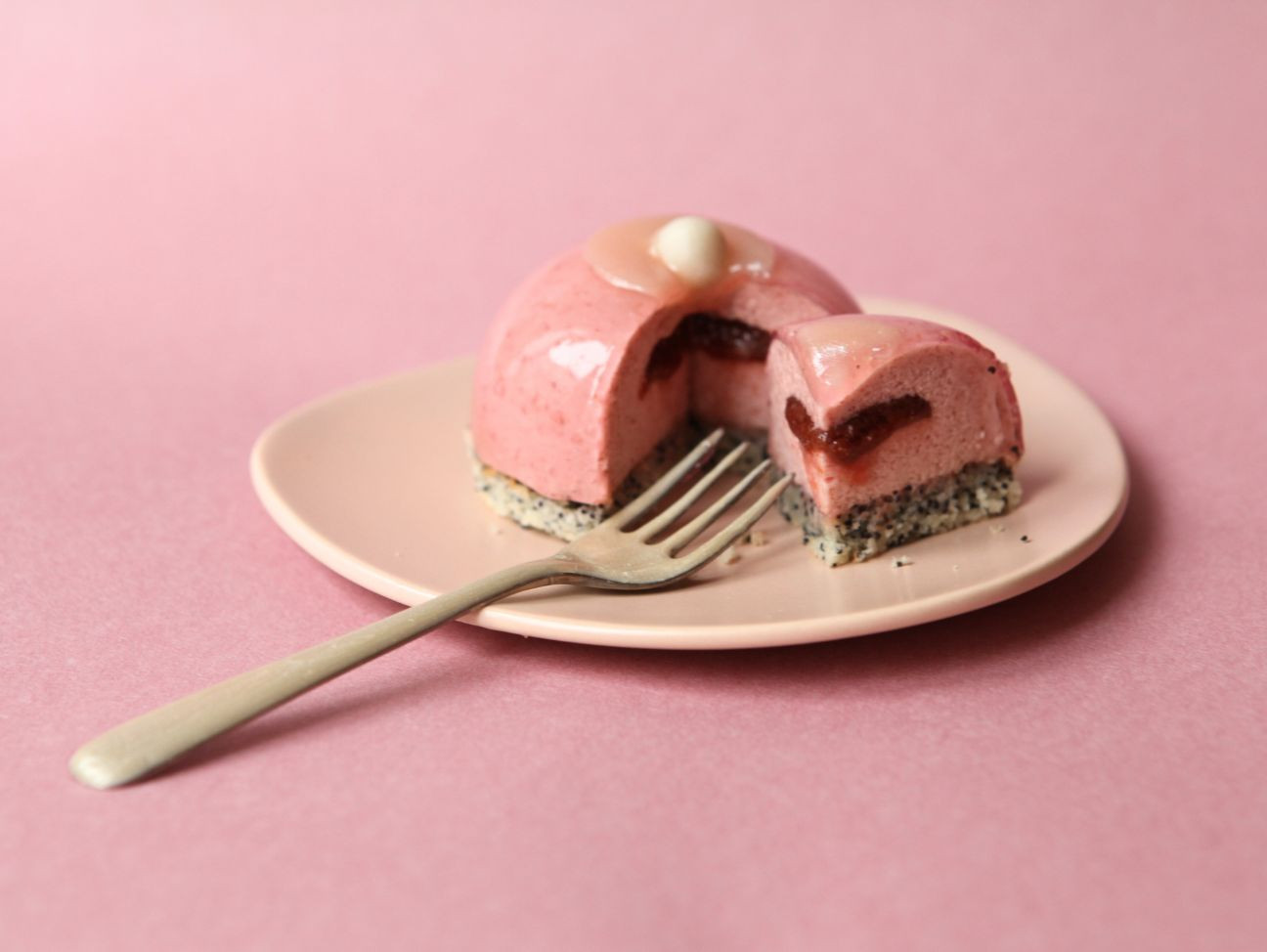 Chez Bogato - Pâtisserie Sein - Téton de Vénus qui ressemble à un sein avec  Fraise, pavot & coquelicot