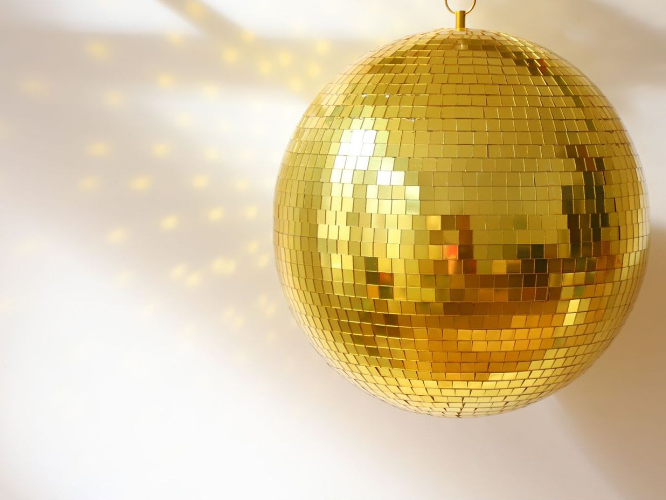 Boule disco à facettes de couleur or, de diamètre 20, 30 ou 40cm  à accrocher facilement à la maison pour faire la fête