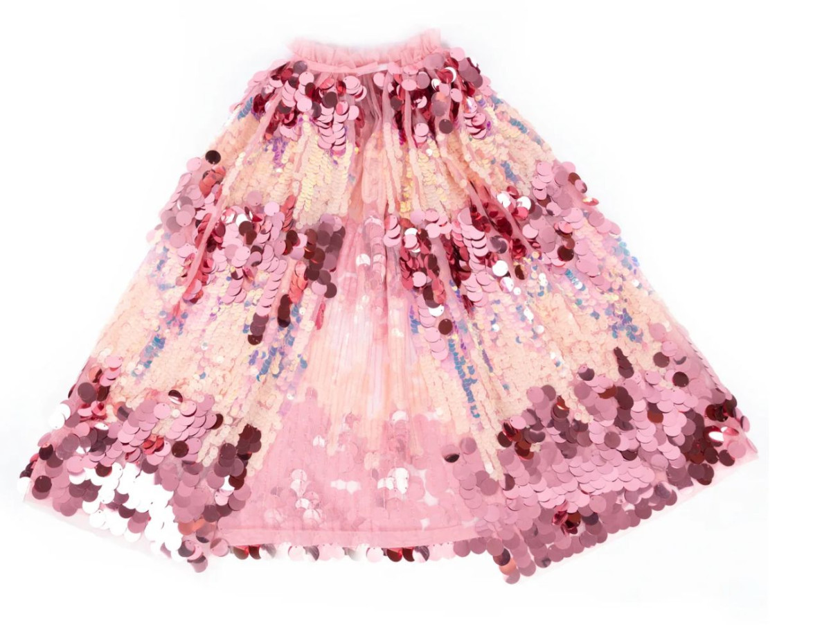 Déguisement pour les enfants, avec une cape rose à paillettes et sequins, très élégante. Parfait pour un anniversaire à thème !