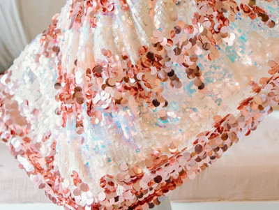 Déguisement pour les enfants, avec une cape rose à paillettes et sequins, très élégante. Parfait pour un anniversaire à thème !