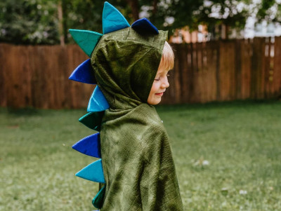 Déguisement pour les enfants, avec une cape Dragon avec griffes et écailles. Parfait pour un anniversaire à thème !
