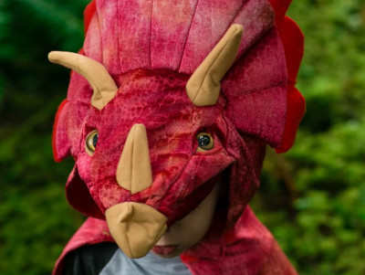 Déguisement pour les enfants, avec une cape de dinosaures tricératops rouge. Parfait pour un anniversaire à thème !