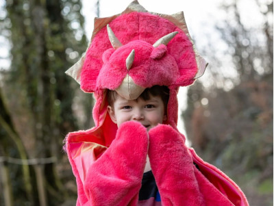 Déguisement pour les enfants et bébés avec une cape doudou de Triceratops. Parfait pour un anniversaire à thème !