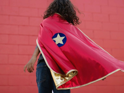 Déguisement pour les enfants, avec une cape de super héros. Parfait pour un anniversaire à thème !